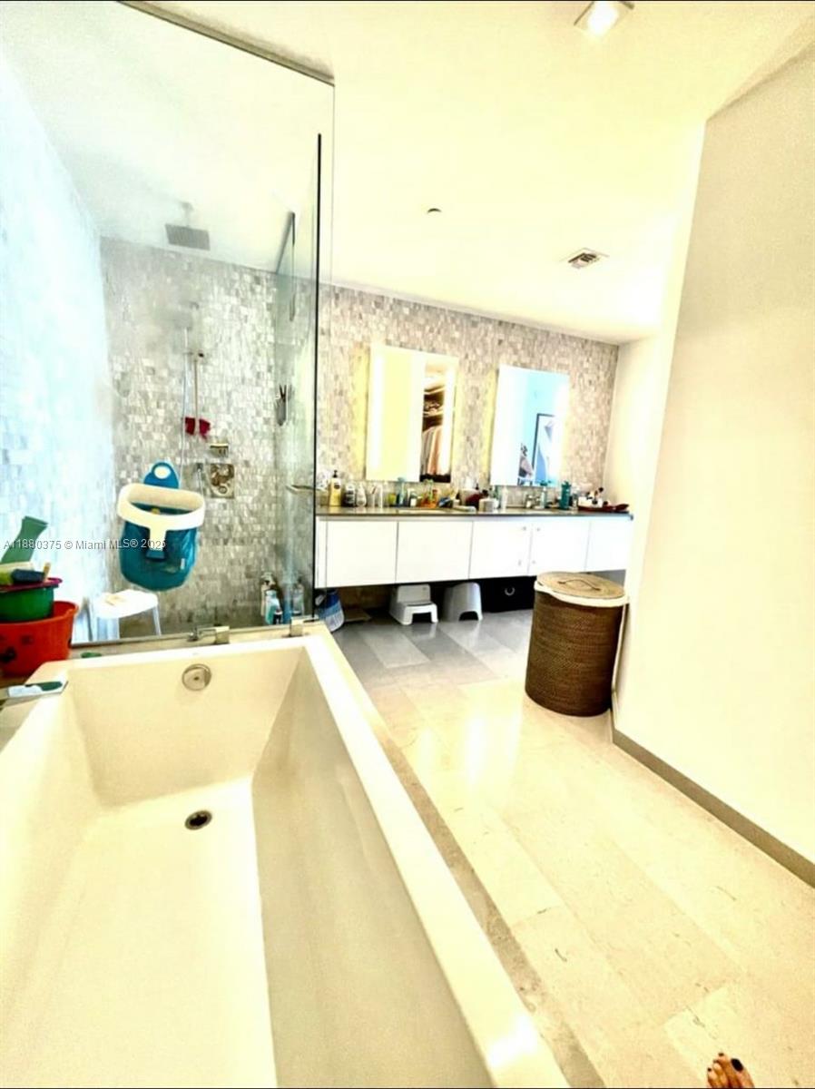 68 SE 6th St #2303, Miami FL 33131