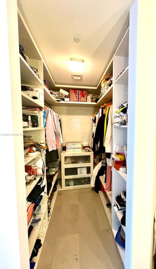 68 SE 6th St #2303, Miami FL 33131