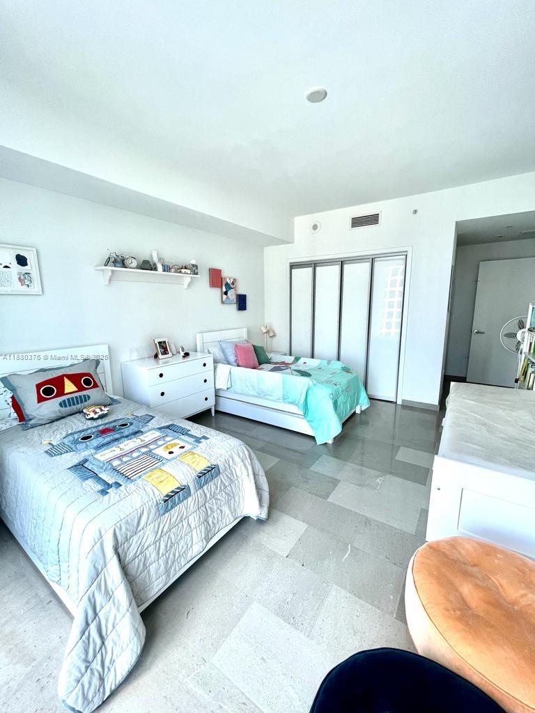 68 SE 6th St #2303, Miami FL 33131