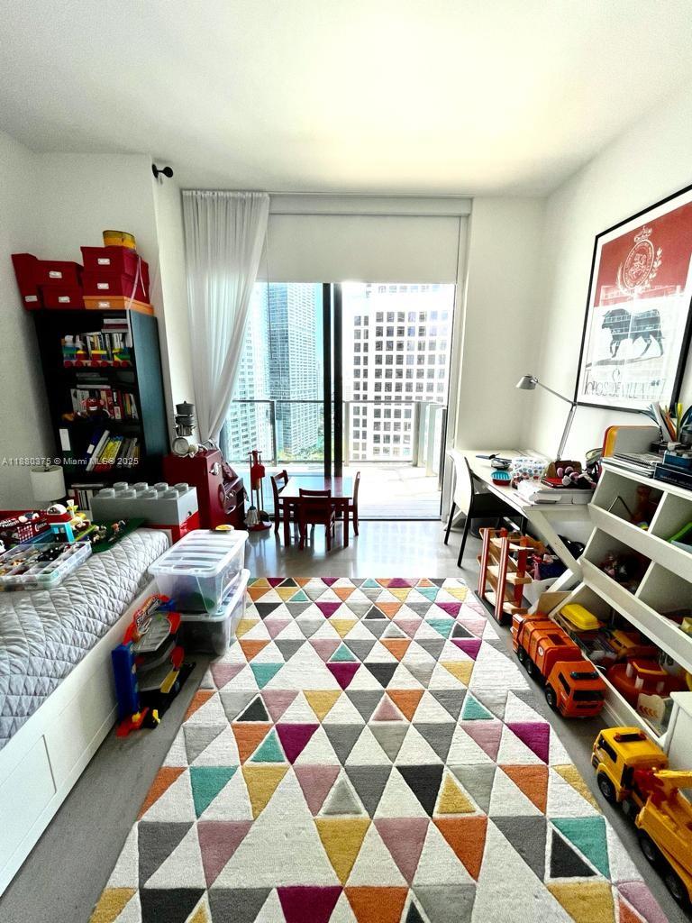 68 SE 6th St #2303, Miami FL 33131