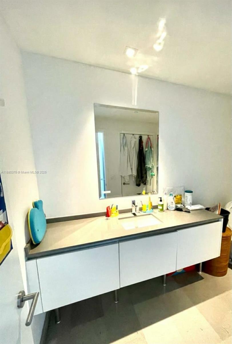 68 SE 6th St #2303, Miami FL 33131