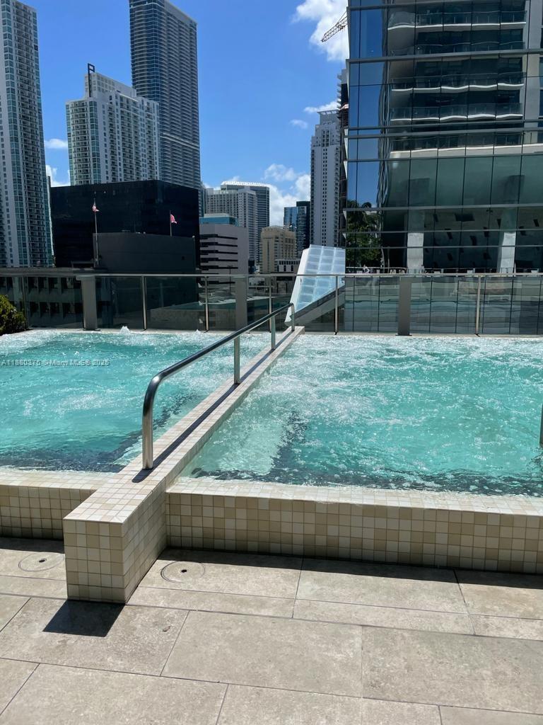 68 SE 6th St #2303, Miami FL 33131