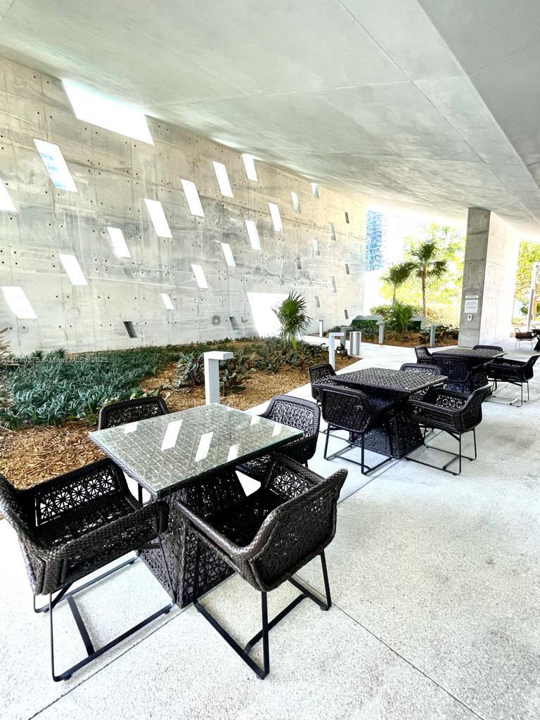 68 SE 6th St #2303, Miami FL 33131
