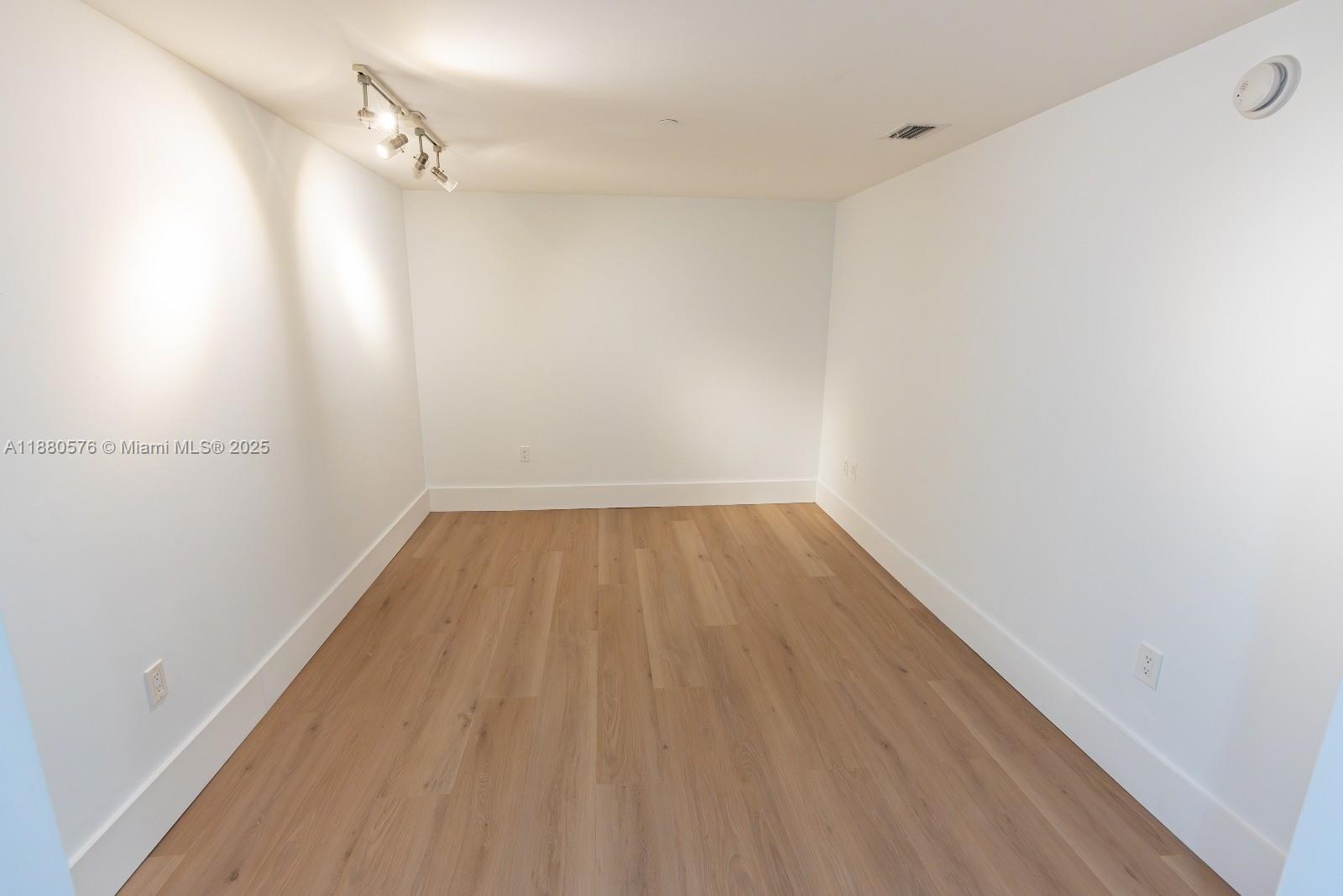495 Brickell Ave #2102, Miami FL 33131