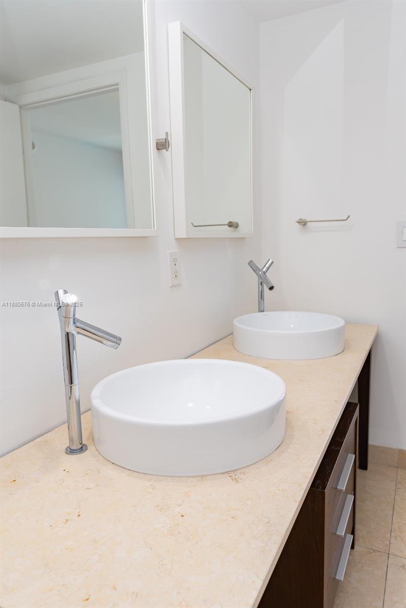 495 Brickell Ave #2102, Miami FL 33131