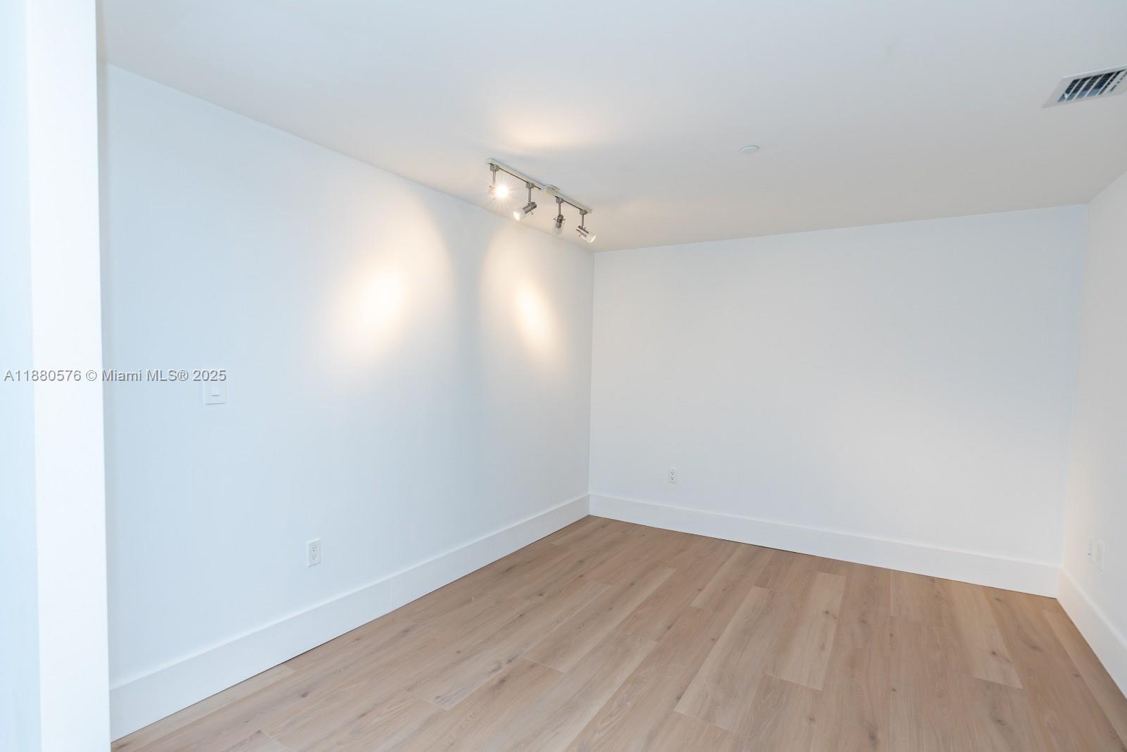 495 Brickell Ave #2102, Miami FL 33131