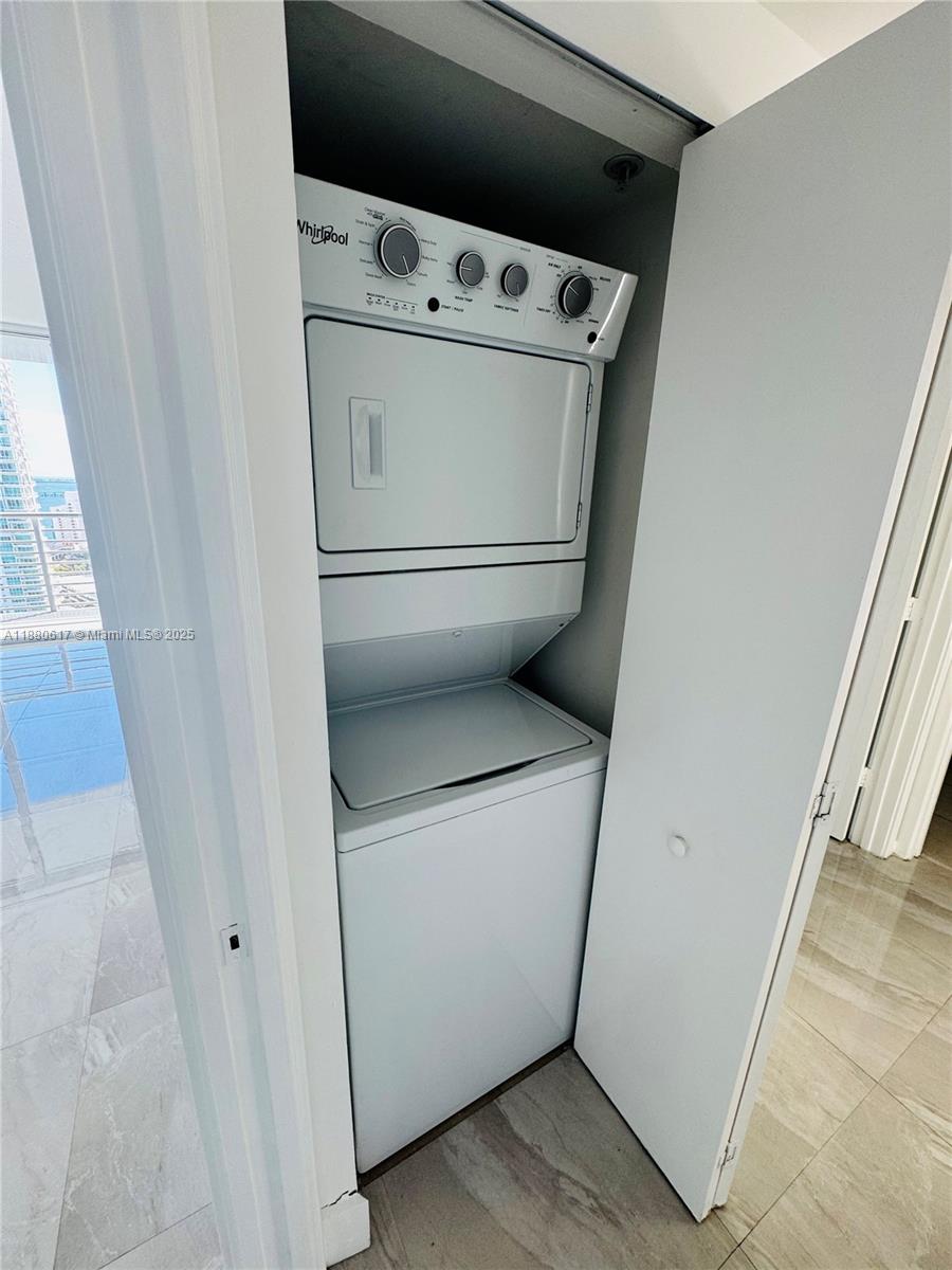 325 S Biscayne Blvd #3215, Miami FL 33131