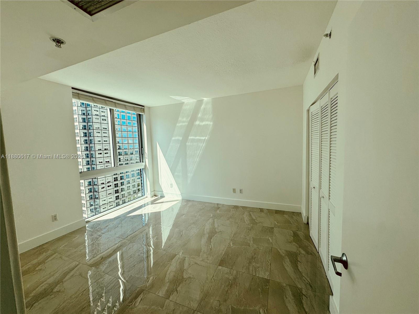 325 S Biscayne Blvd #3215, Miami FL 33131