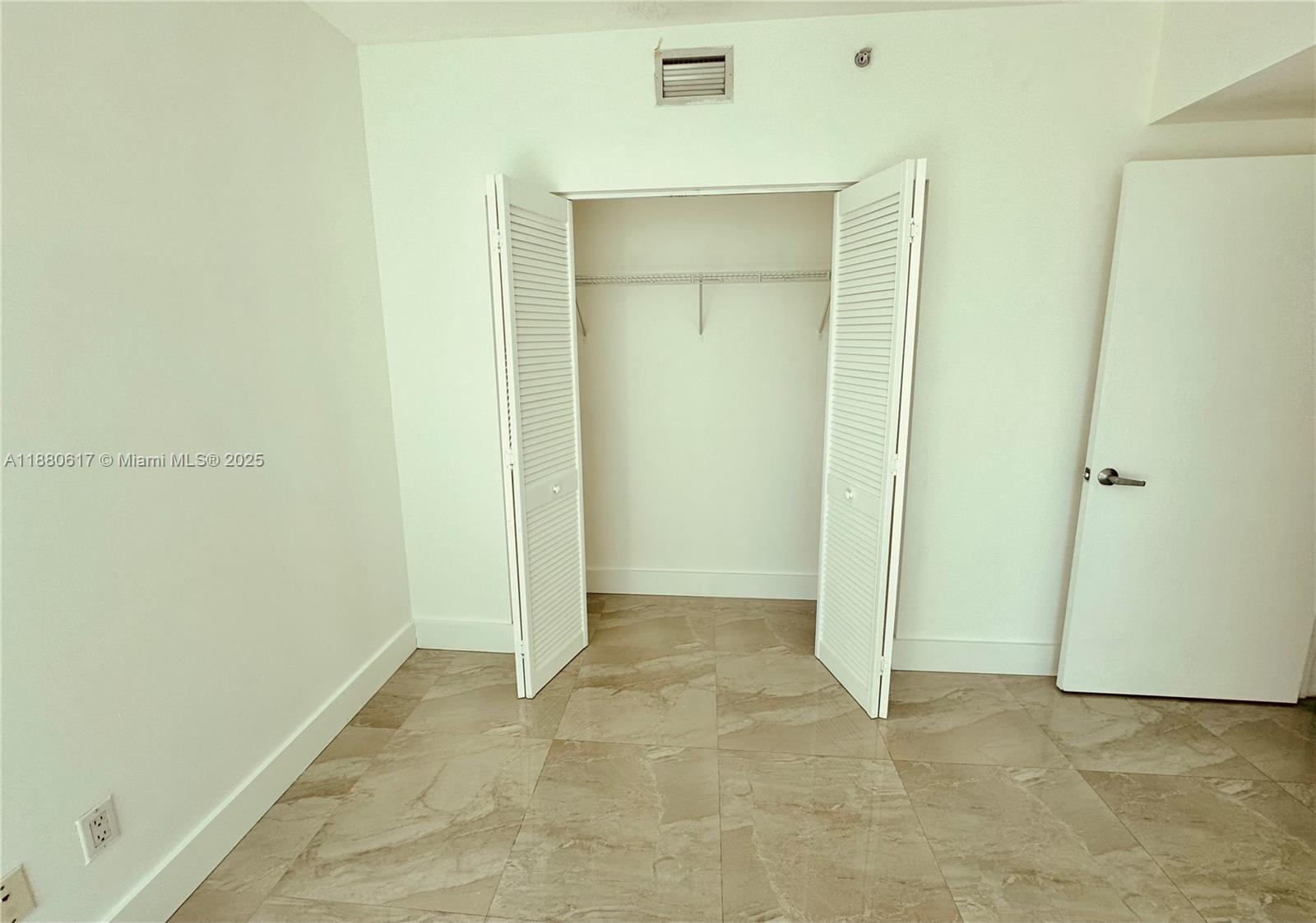 325 S Biscayne Blvd #3215, Miami FL 33131