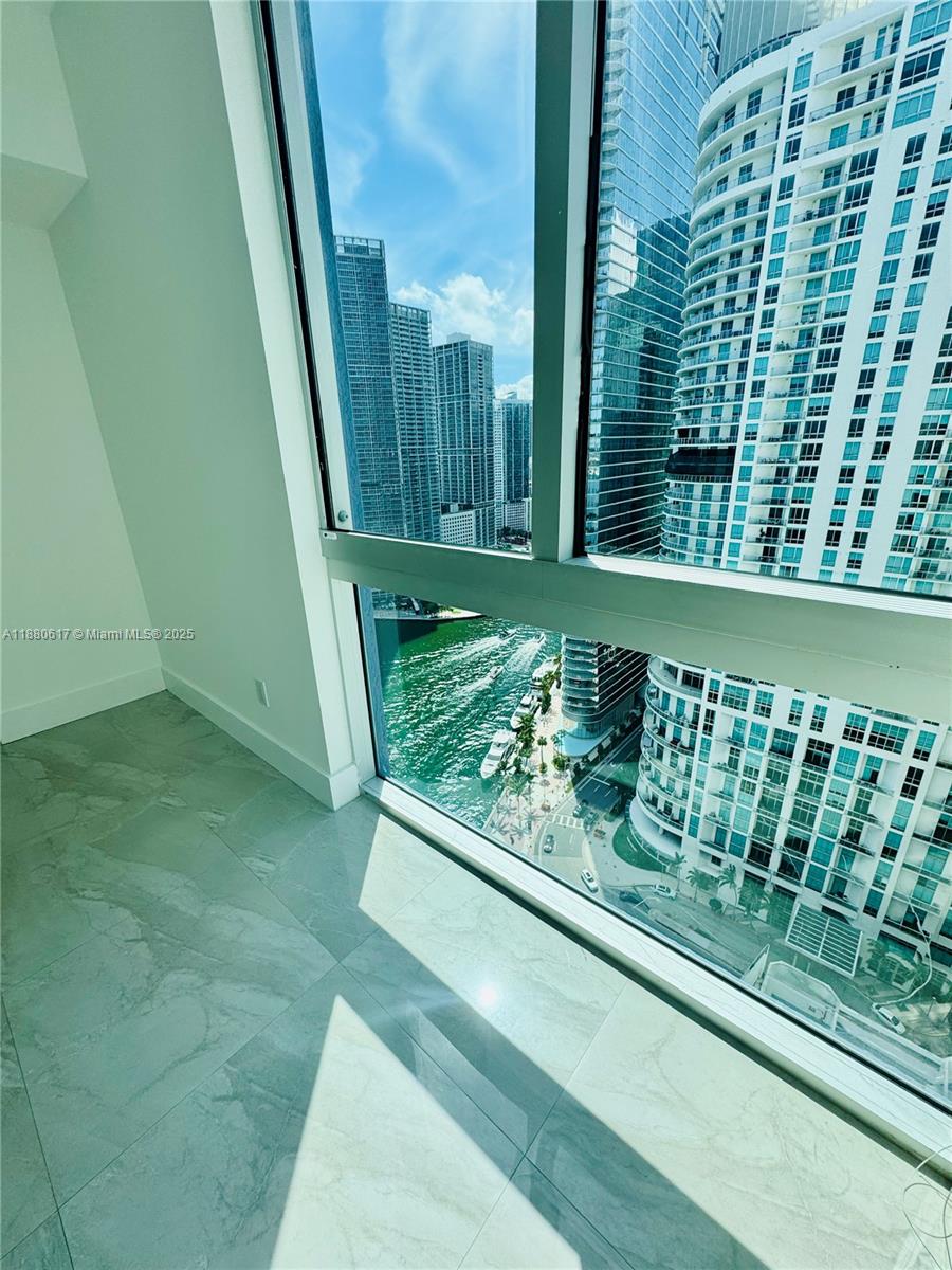 325 S Biscayne Blvd #3215, Miami FL 33131
