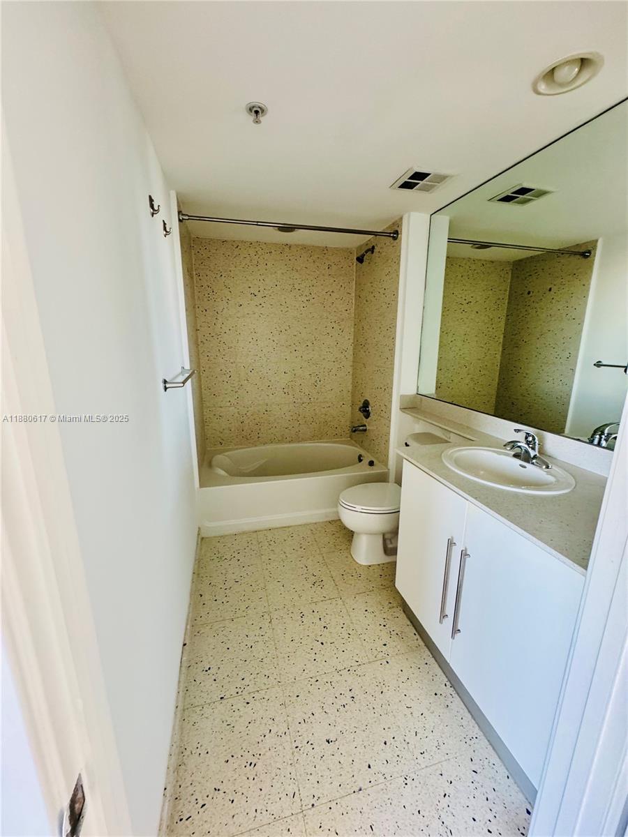 325 S Biscayne Blvd #3215, Miami FL 33131