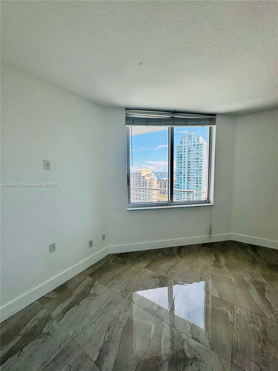 325 S Biscayne Blvd #3215, Miami FL 33131