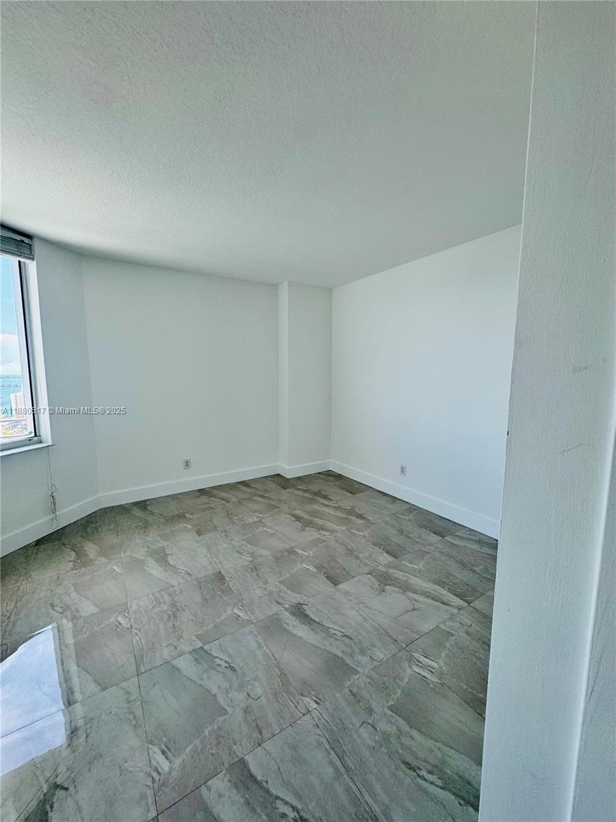 325 S Biscayne Blvd #3215, Miami FL 33131