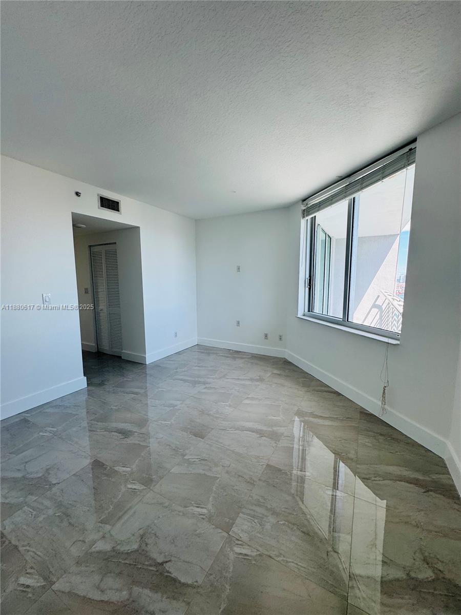 325 S Biscayne Blvd #3215, Miami FL 33131