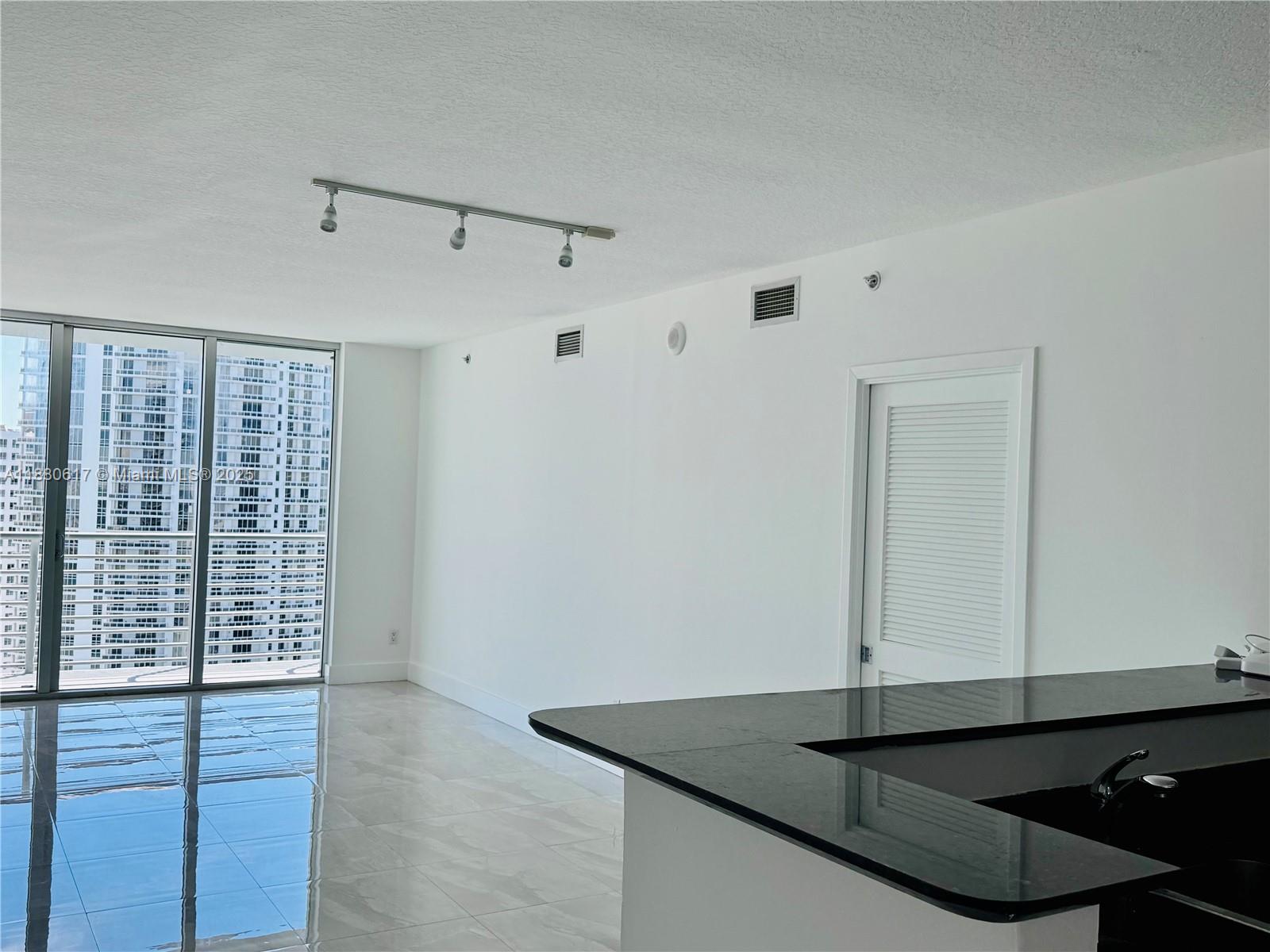 325 S Biscayne Blvd #3215, Miami FL 33131