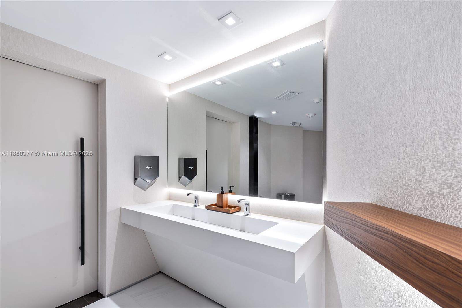 300 S Pointe Dr #504, Miami Beach FL 33139