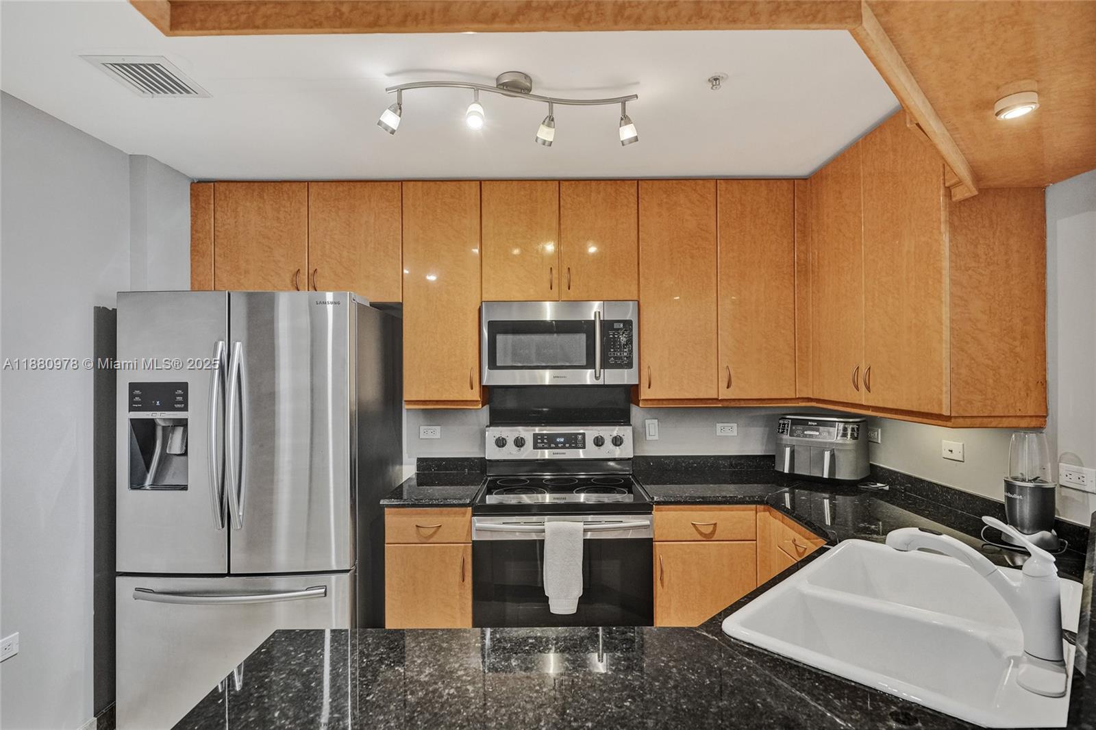801 Brickell Key Blvd #808, Miami FL 33131