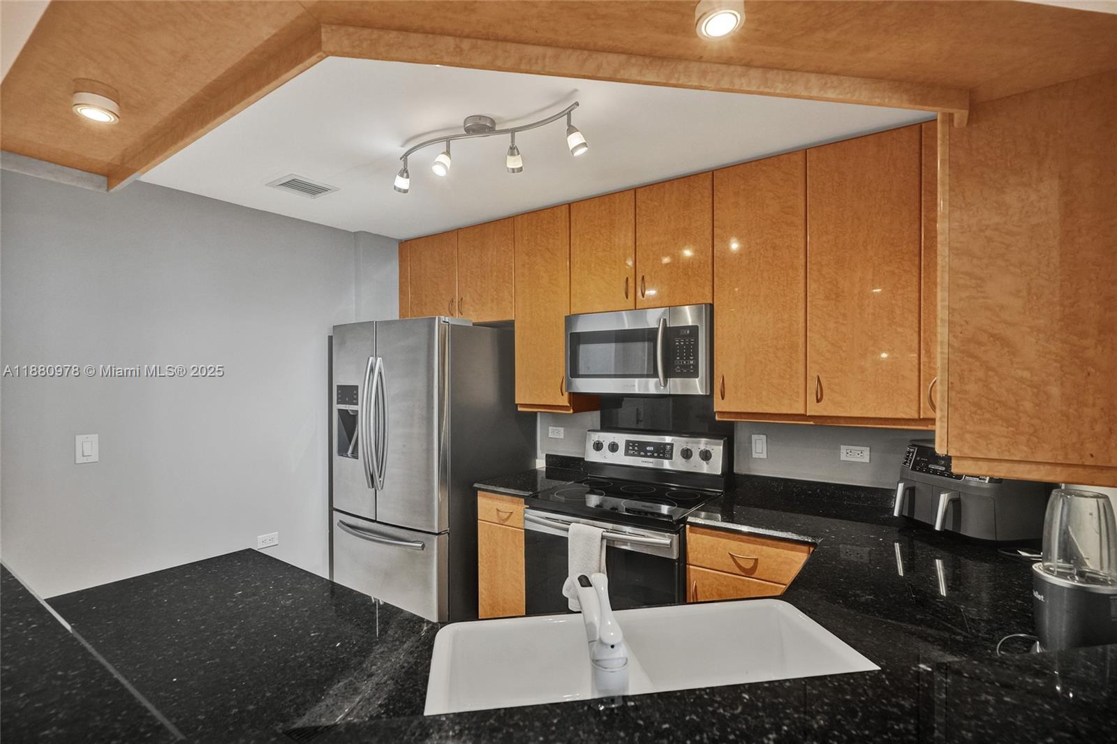801 Brickell Key Blvd #808, Miami FL 33131