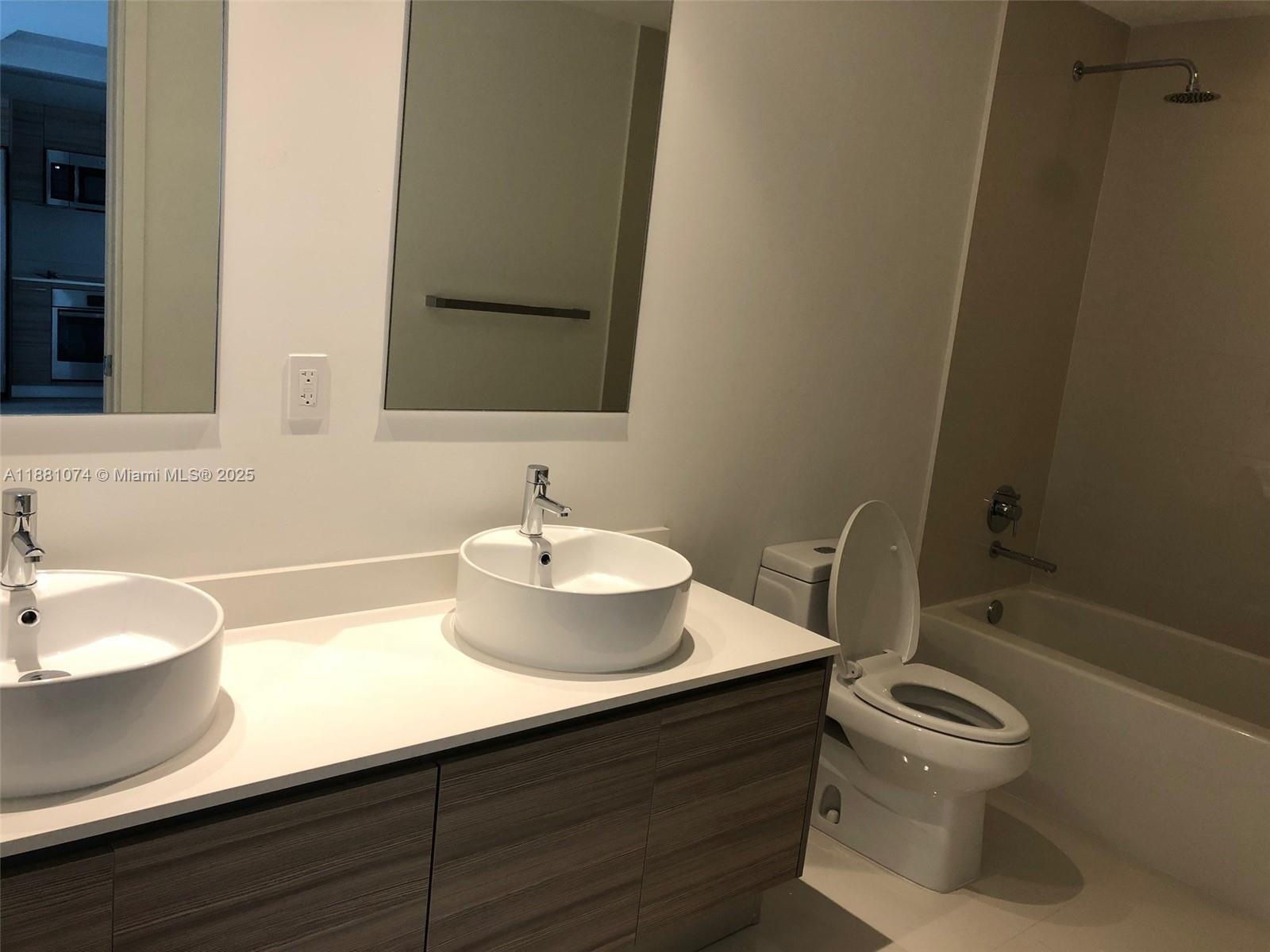121 NE 34th St #812, Miami FL 33137