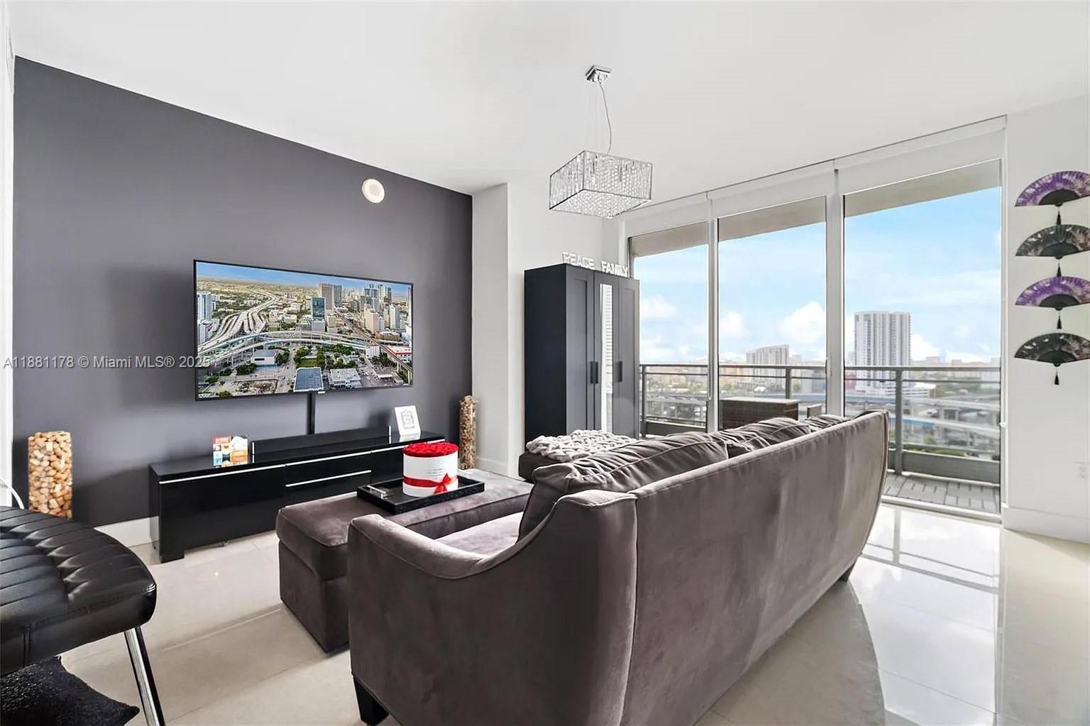 90 SW 3rd St #1807, Miami FL 33130