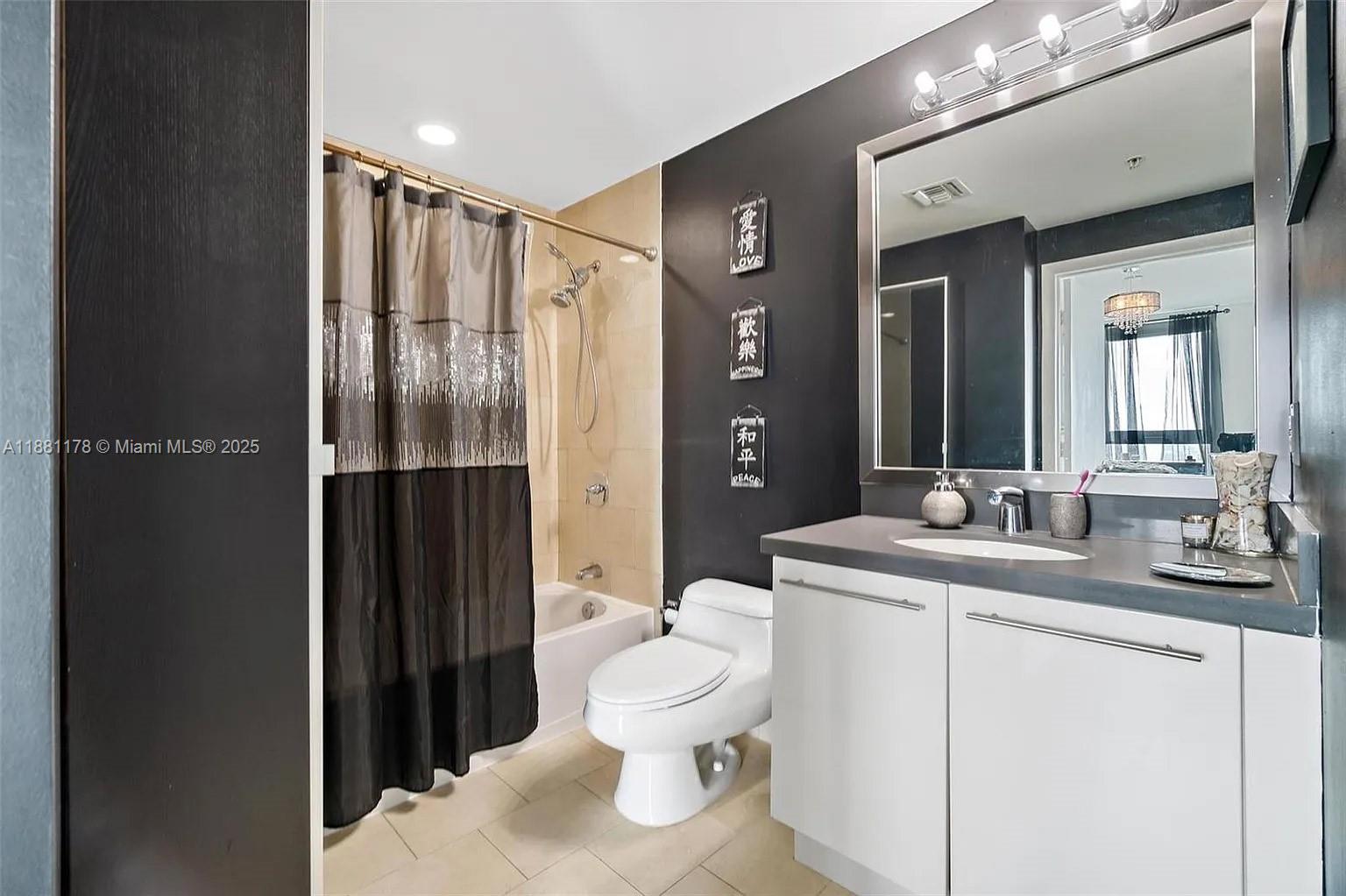 90 SW 3rd St #1807, Miami FL 33130
