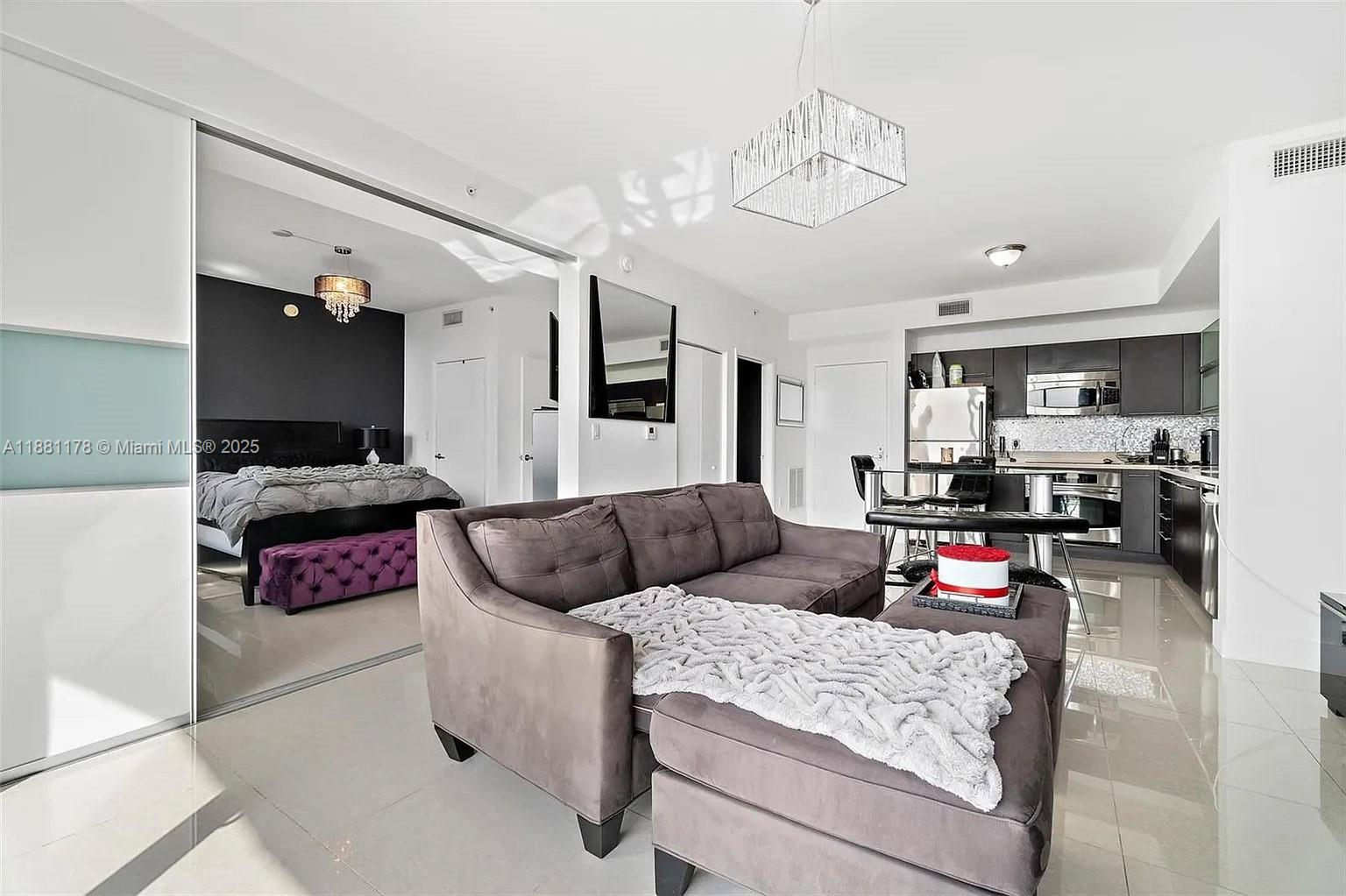 90 SW 3rd St #1807, Miami FL 33130
