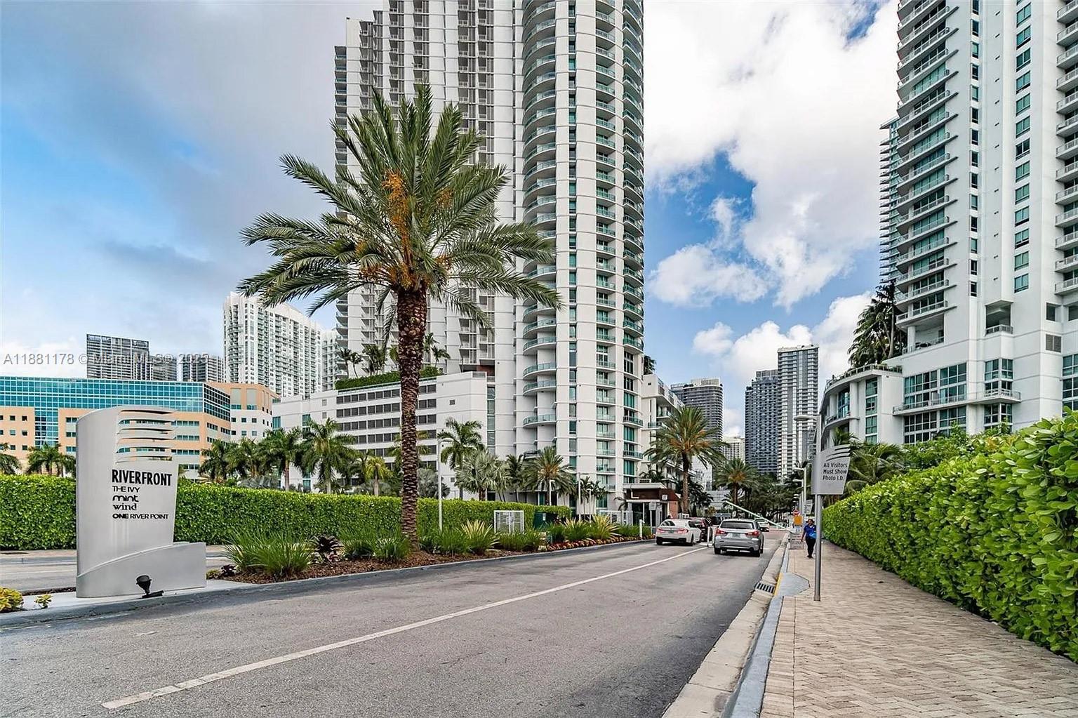 90 SW 3rd St #1807, Miami FL 33130