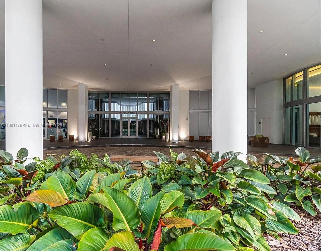 90 SW 3rd St #1807, Miami FL 33130