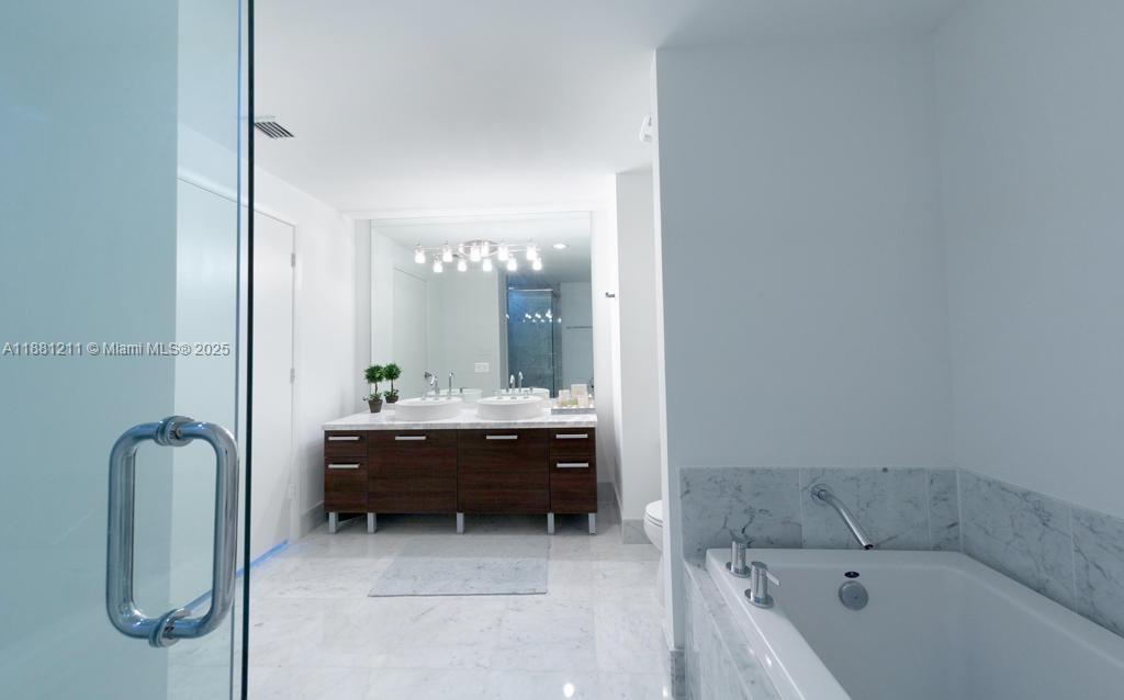 244 Biscayne Blvd #1710, Miami FL 33132