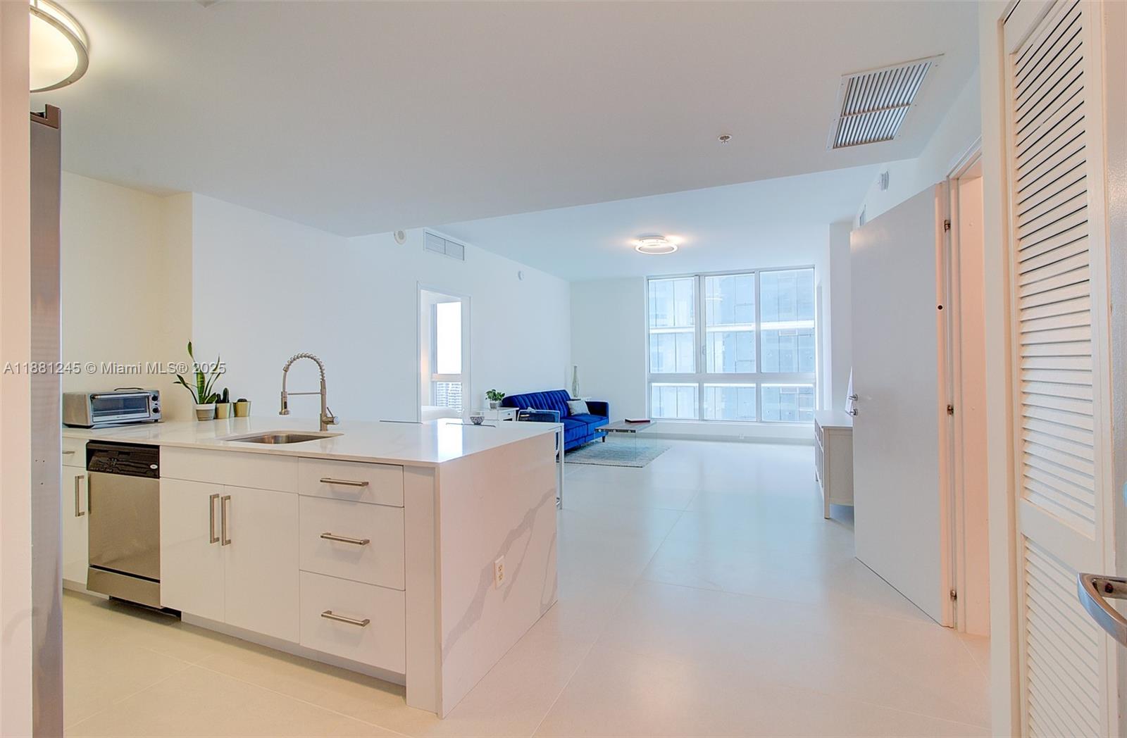 300 S Biscayne Blvd #T-2104, Miami FL 33131