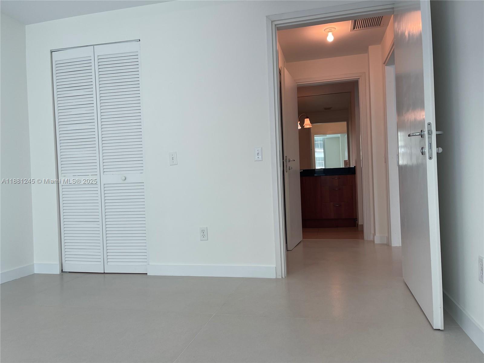 300 S Biscayne Blvd #T-2104, Miami FL 33131