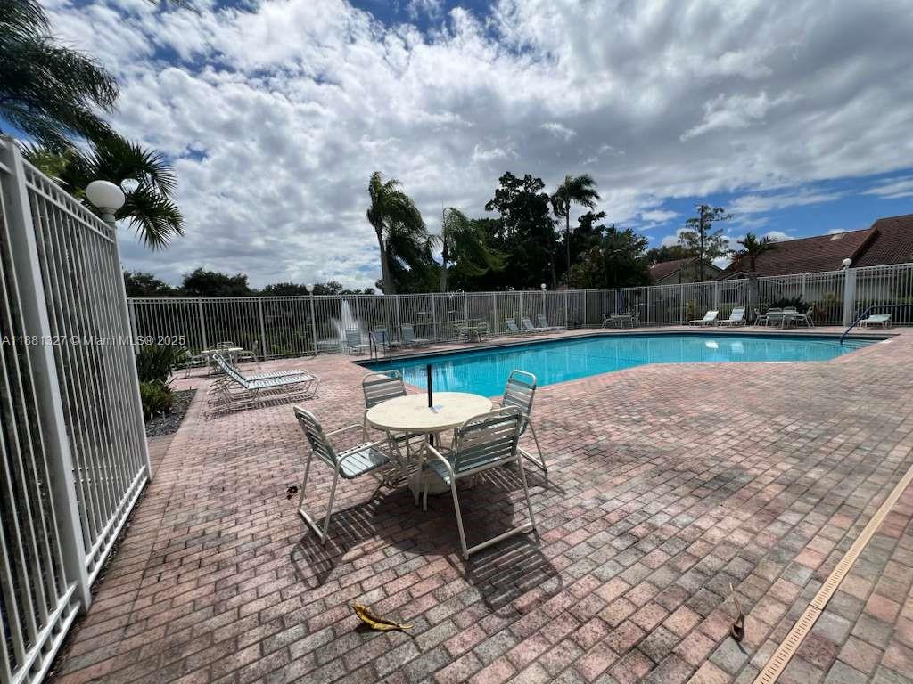 7652 S Pinewalk Dr S #139, Margate FL 33063