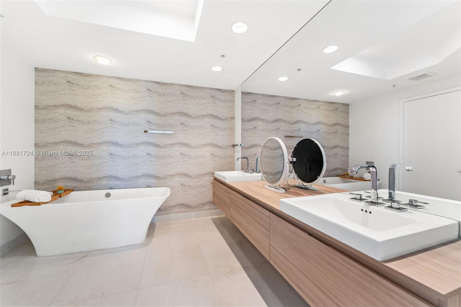 17111 Biscayne Blvd #2202, North Miami Beach FL 33160