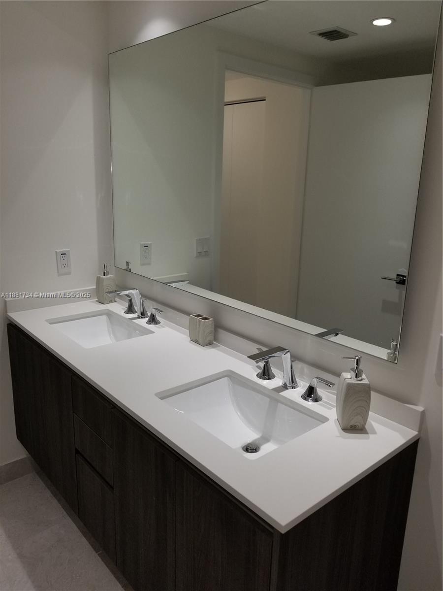 488 NE 18th St #2706, Miami FL 33132