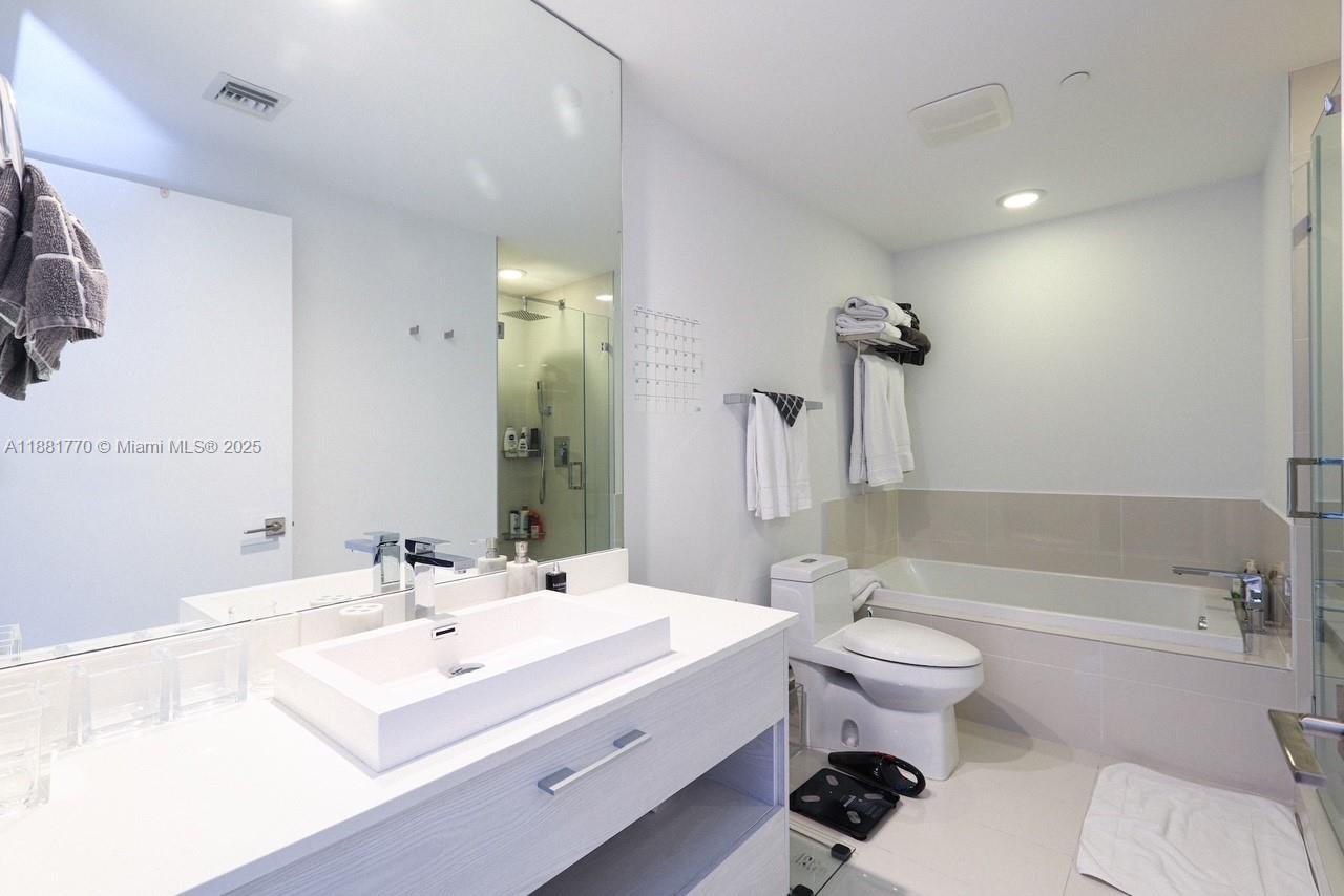 55 SW 9th St #1808, Miami FL 33130
