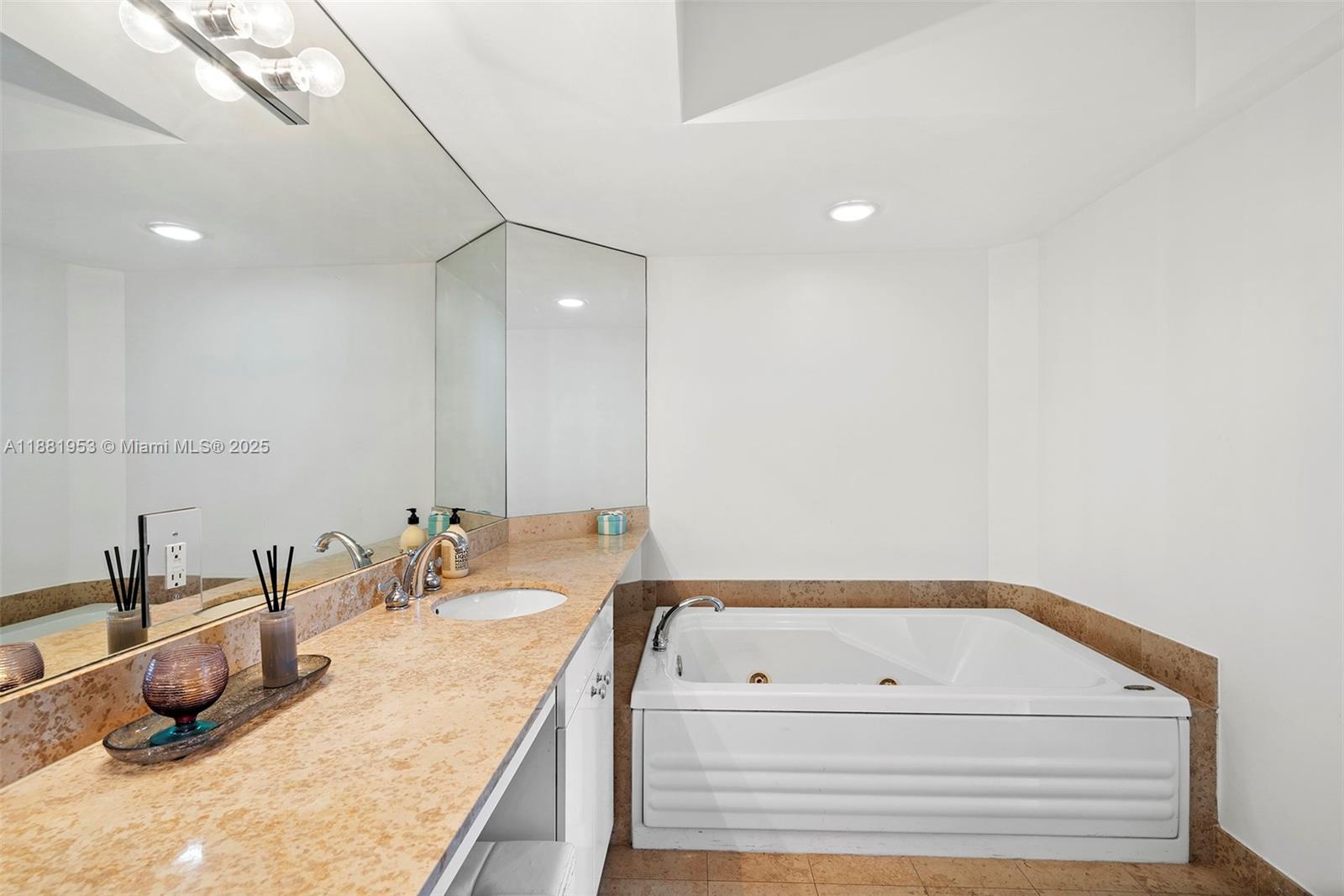 4779 Collins Ave #1707, Miami Beach FL 33140