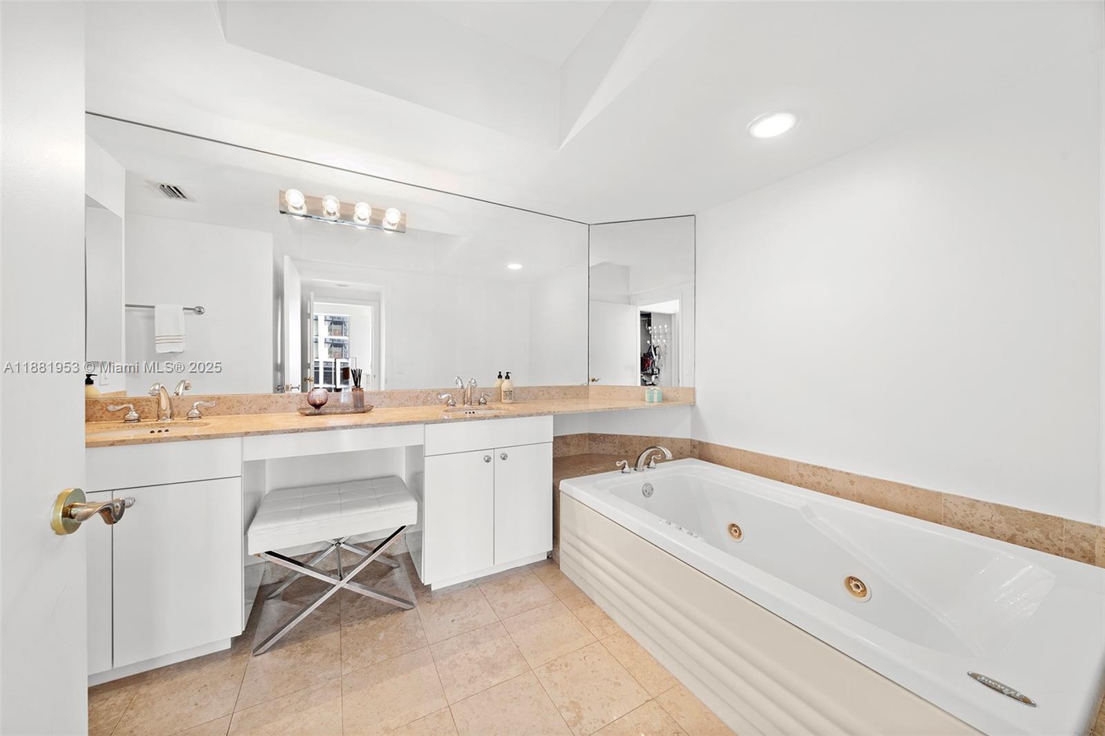 4779 Collins Ave #1707, Miami Beach FL 33140