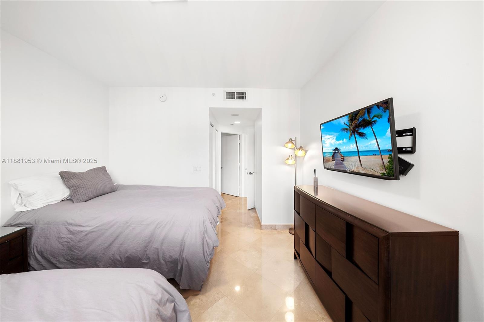 4779 Collins Ave #1707, Miami Beach FL 33140