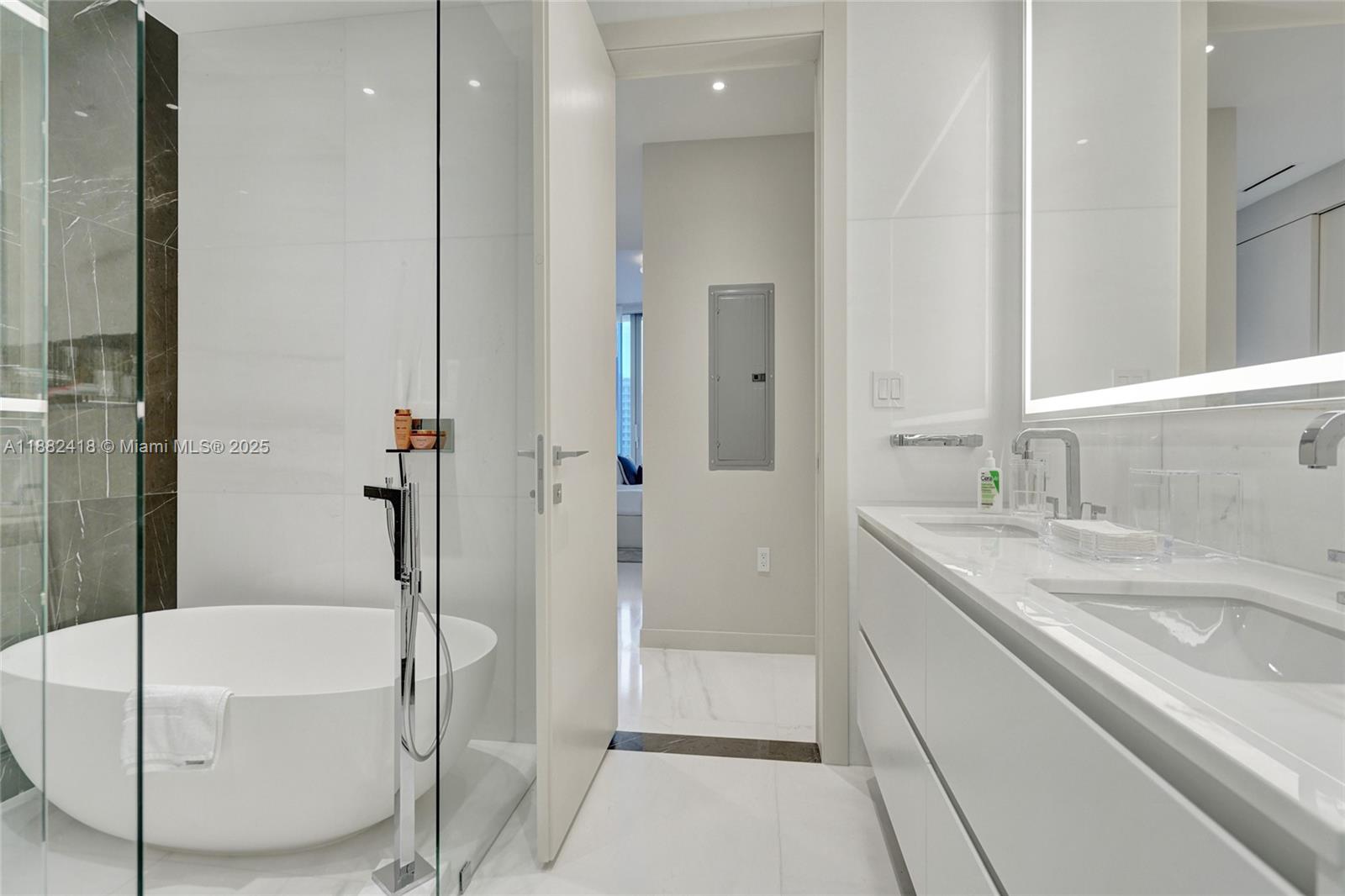 300 Biscayne Blvd Way #2305W, Miami FL 33131