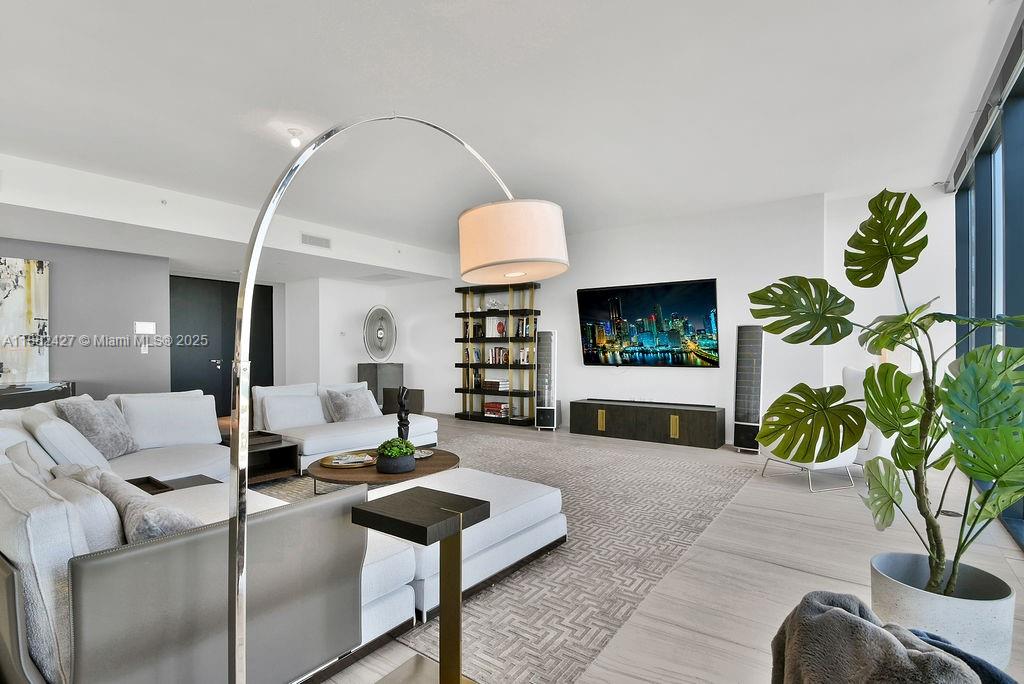 1000 Biscayne Blvd #1901, Miami FL 33132