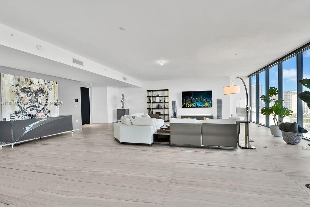 1000 Biscayne Blvd #1901, Miami FL 33132