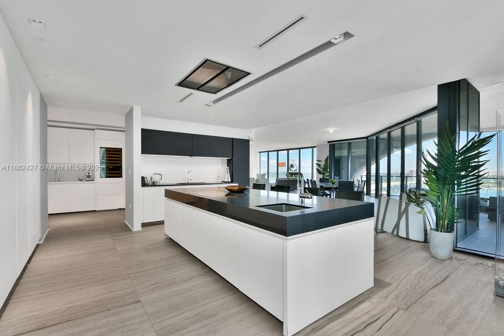 1000 Biscayne Blvd #1901, Miami FL 33132