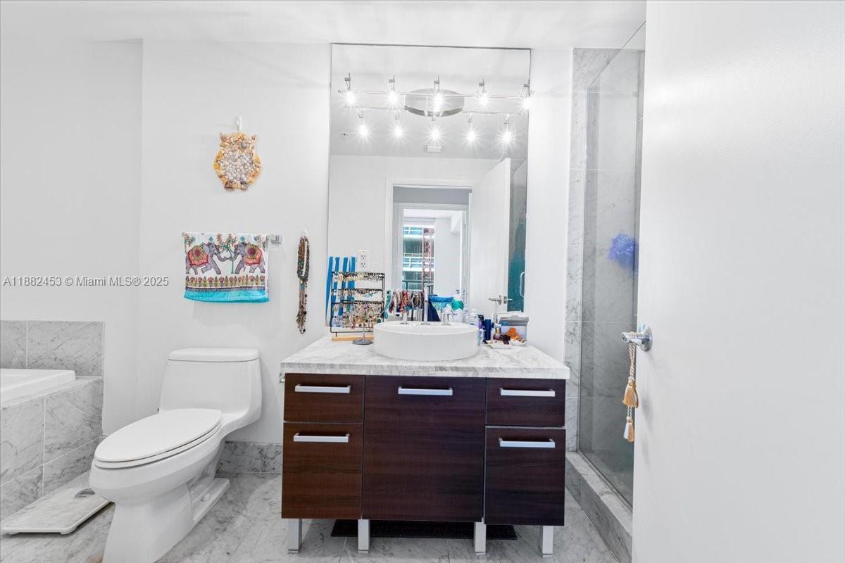 244 Biscayne Blvd #3506, Miami FL 33132