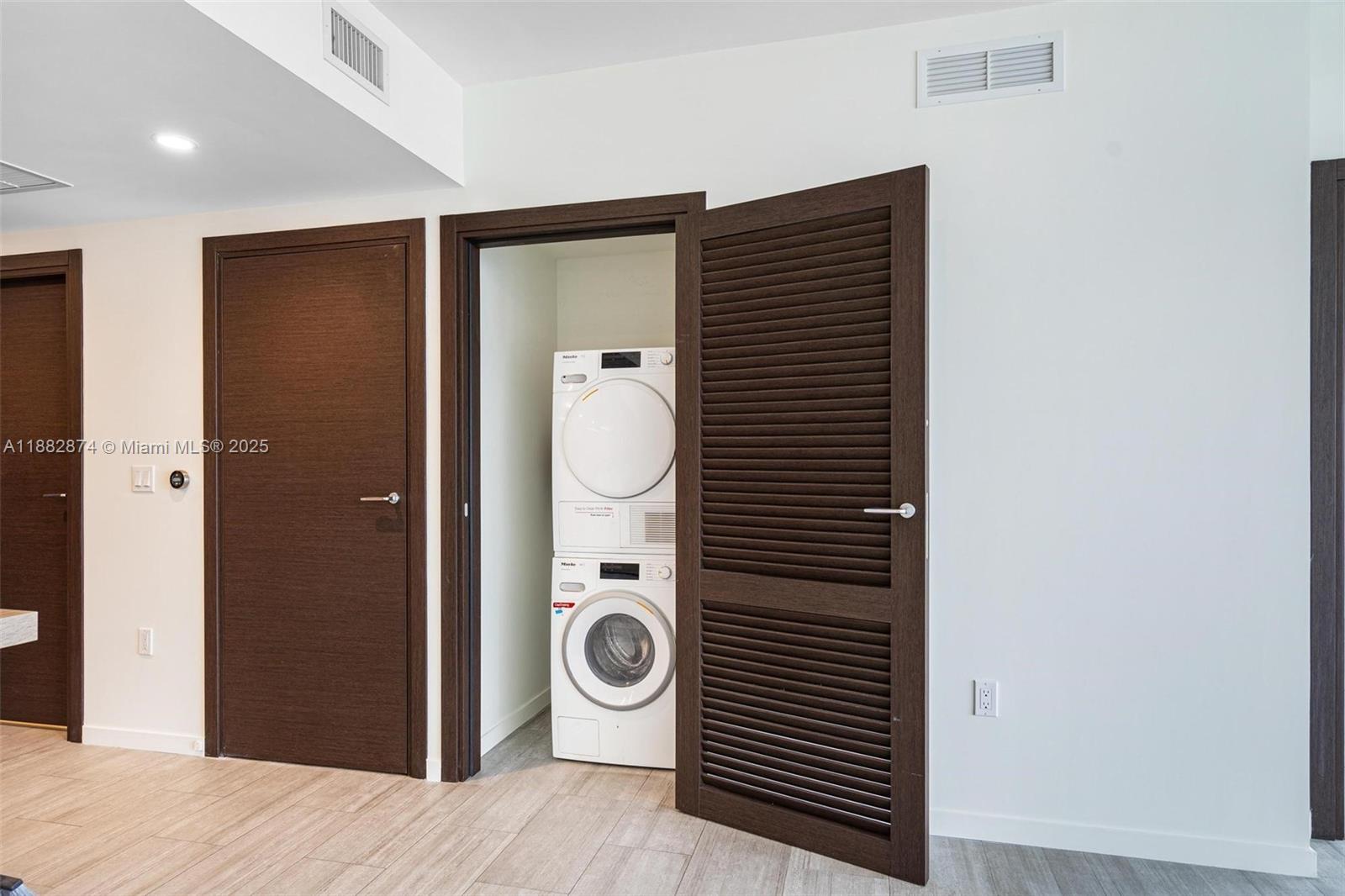 1000 Brickell Plz #3811, Miami FL 33131