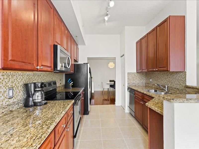 3001 NE 185th St #121, Aventura FL 33180