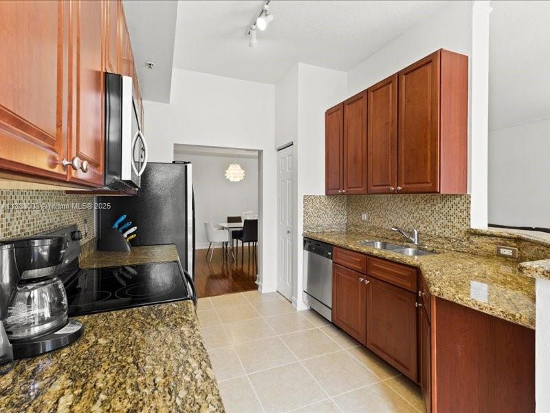 3001 NE 185th St #121, Aventura FL 33180