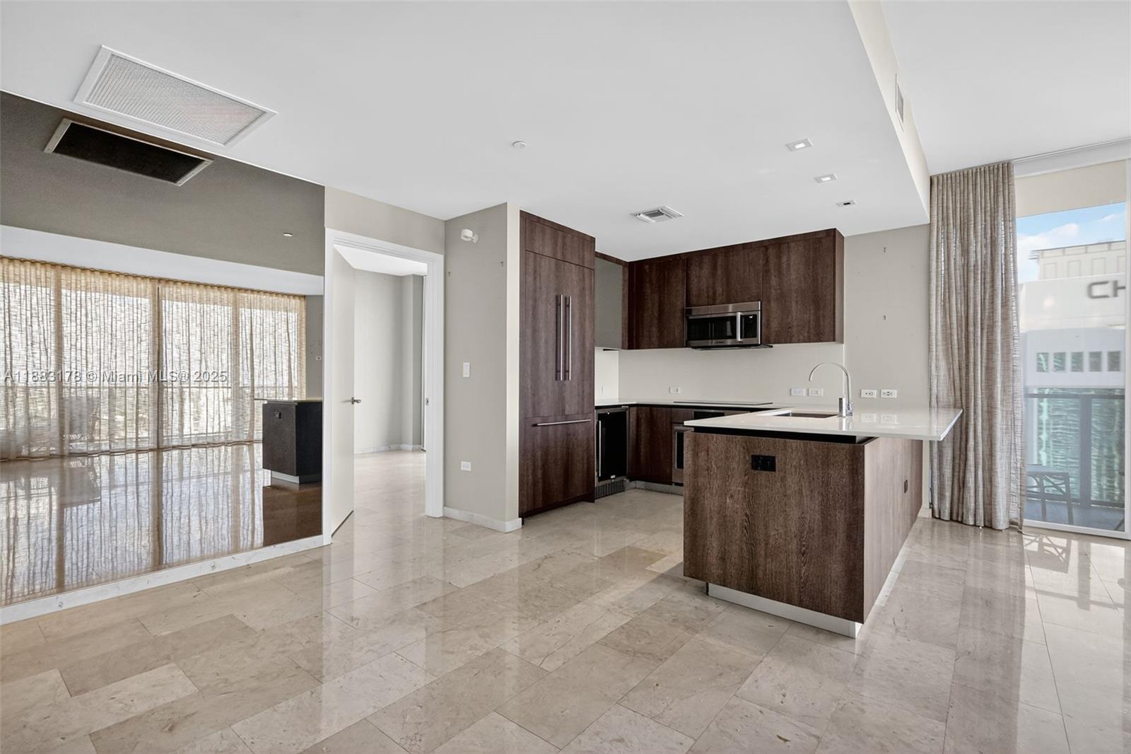 88 SW 7th St #2402, Miami FL 33130
