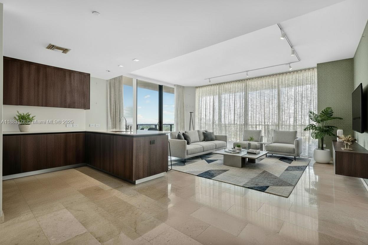 88 SW 7th St #2402, Miami FL 33130