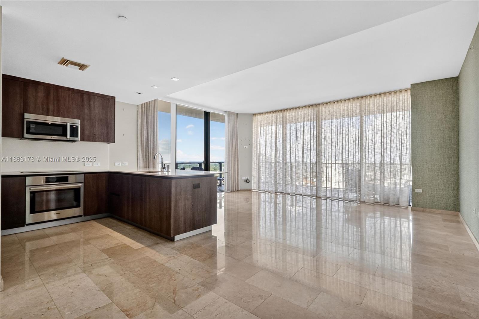 88 SW 7th St #2402, Miami FL 33130