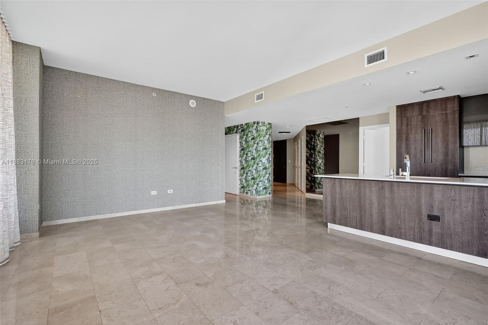 88 SW 7th St #2402, Miami FL 33130